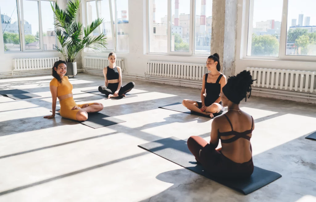 Groupe de femmes faisant des séances sportives dans le therme de la sophrologie