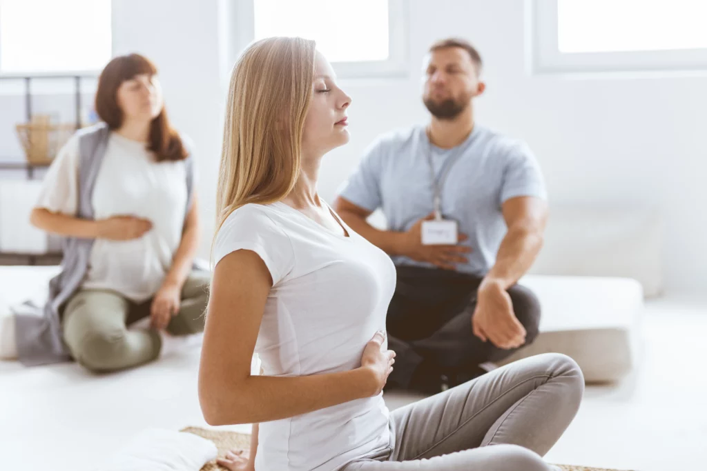Une femme faisant des exercices de respiration