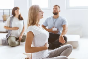 Une femme faisant des exercices de respiration