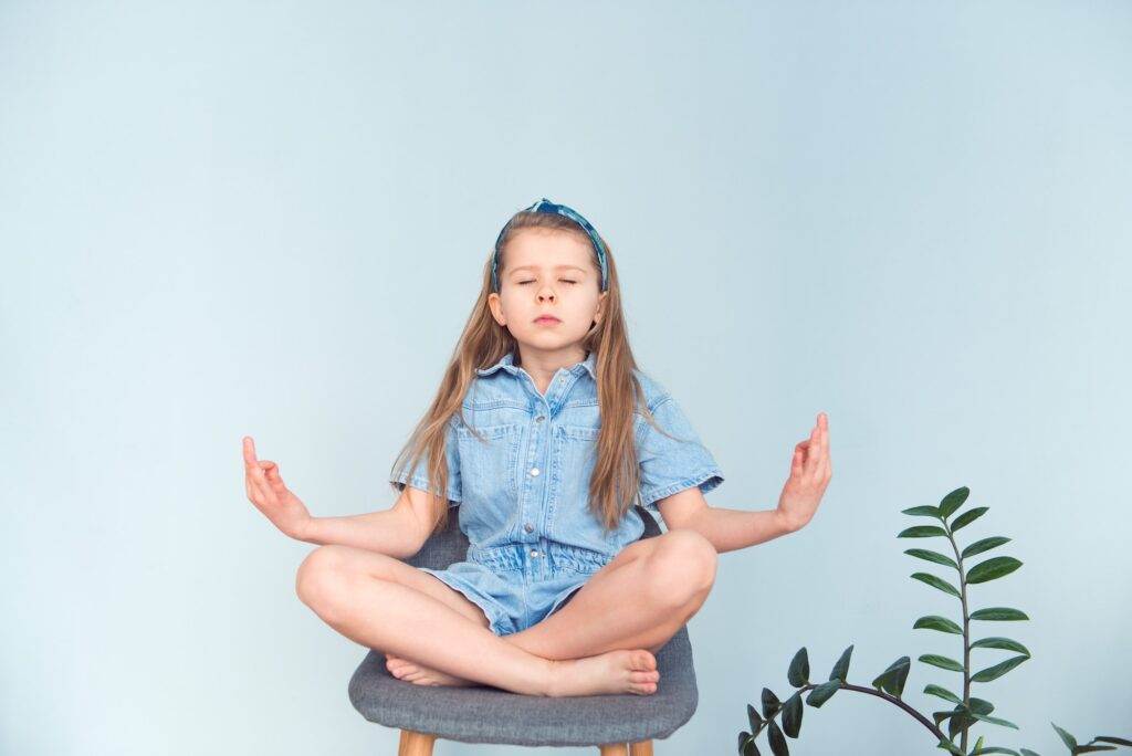 une petite fille méditant