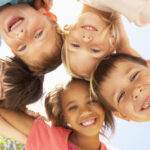 groupe d'enfant heureux grâce à la sophrologie